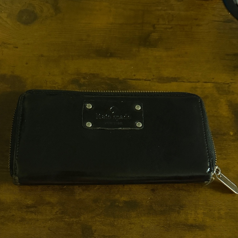 Rehab-Kate Spade Glossy Black Zip Wallet - Picture 2 of 7